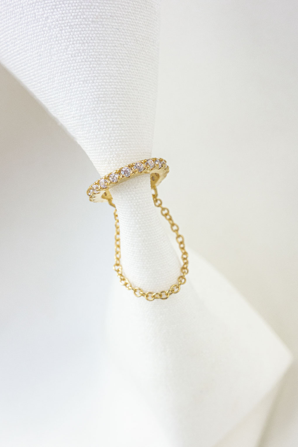 boucle Milo blanc cuff doré de Shlomit Ofir