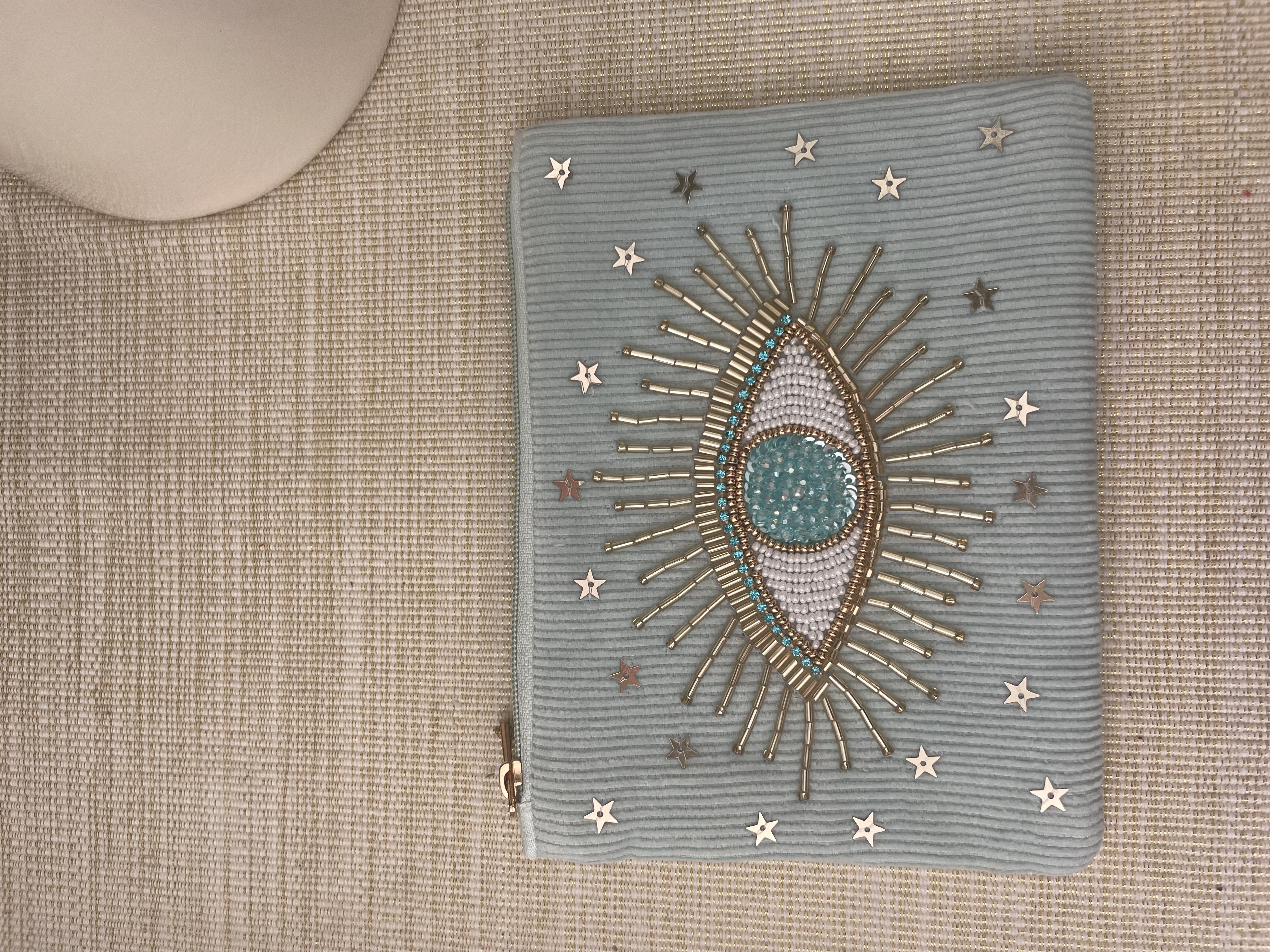 pochette oeil brodé bleu ciel de Mandalita