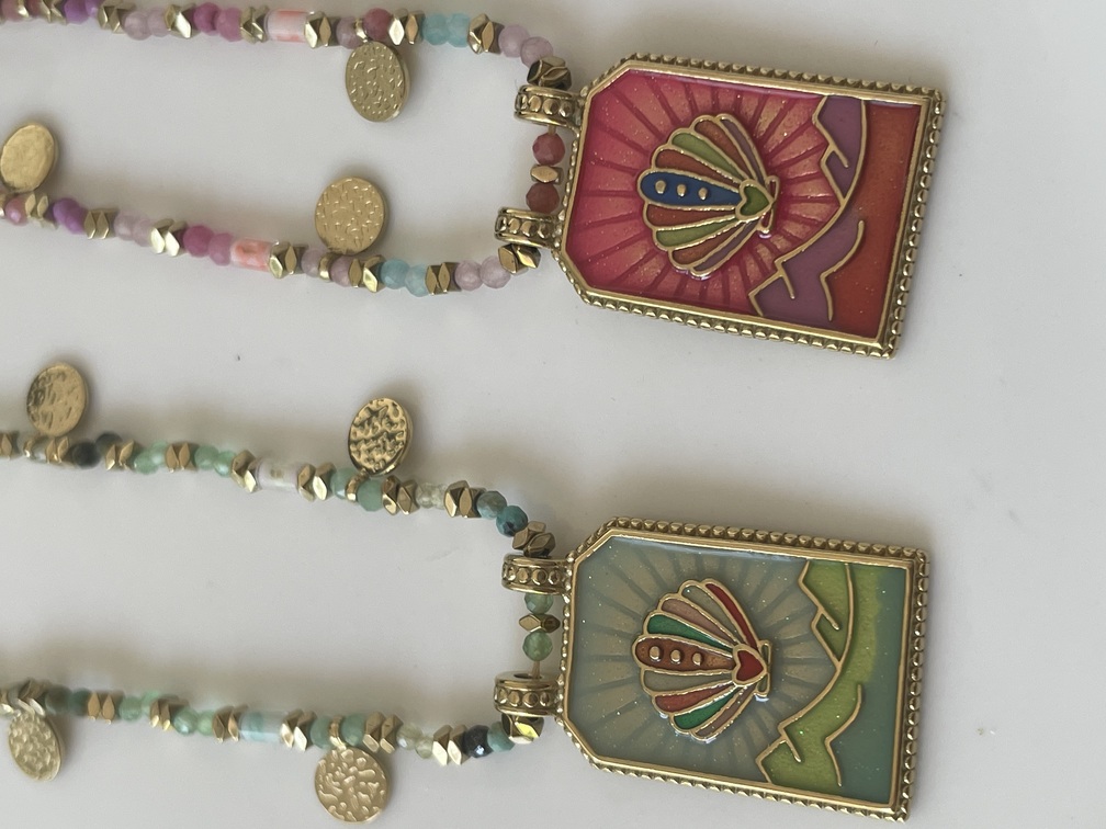 collier médaillon coquillage vert doré