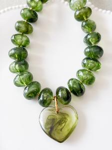 Collier coeur kaki perles