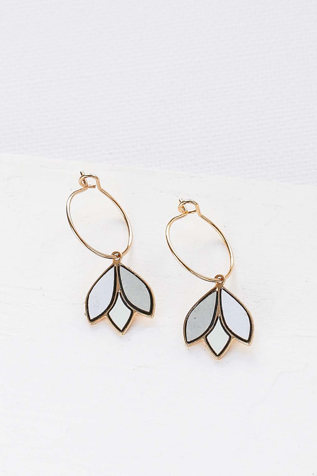 boucles Tulip créoles vert doré de Shlomit Ofir