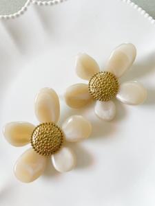 boucles Mina fleur beige doré