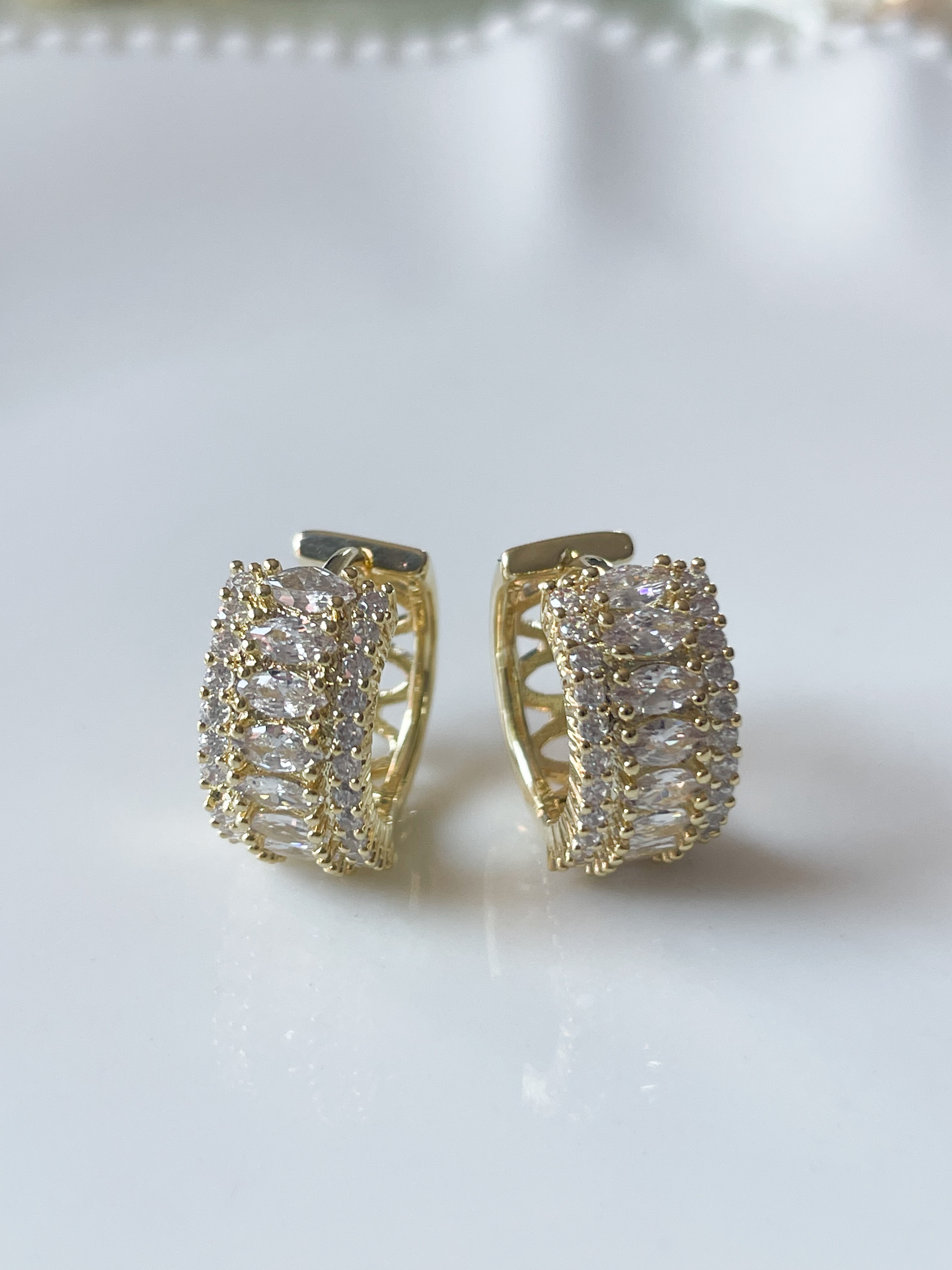 boucles Ambre strass blancs doré
