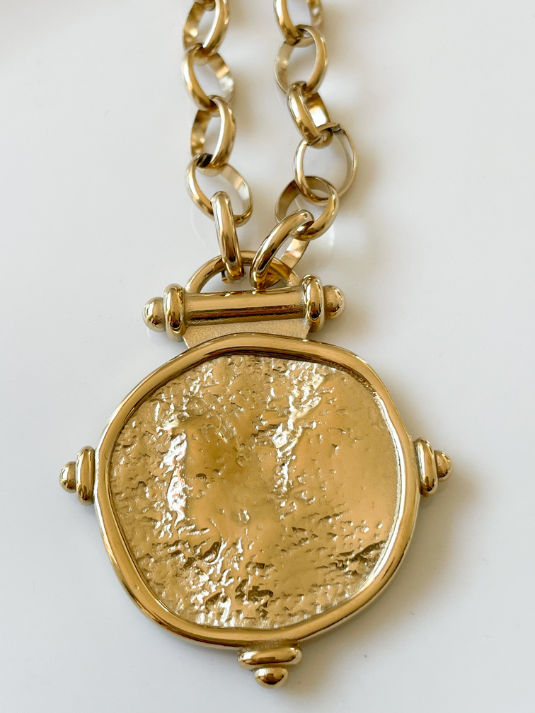 Collier sautoir médaillon de la capsule Cricri