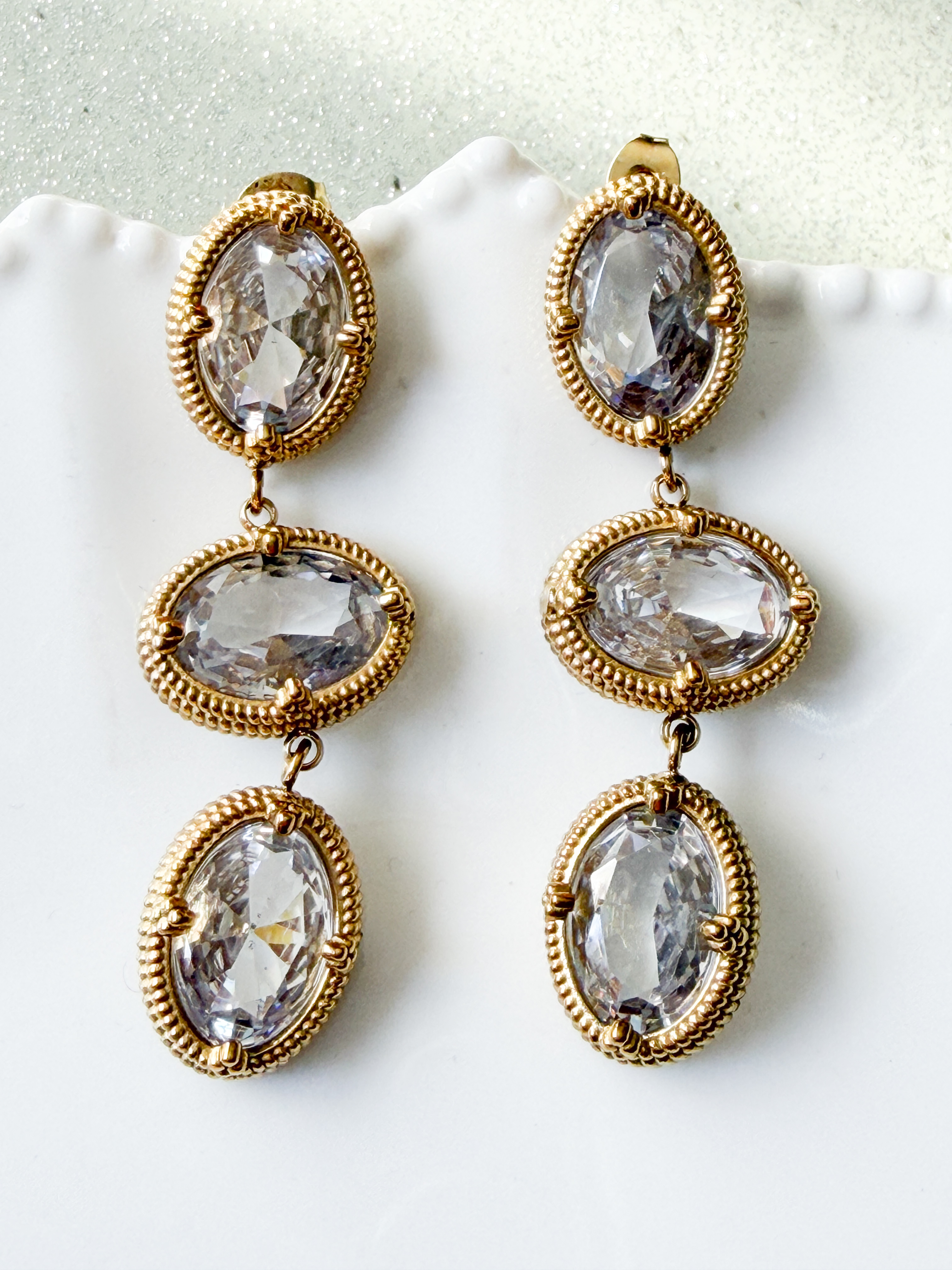 Boucles strass blancs long doré