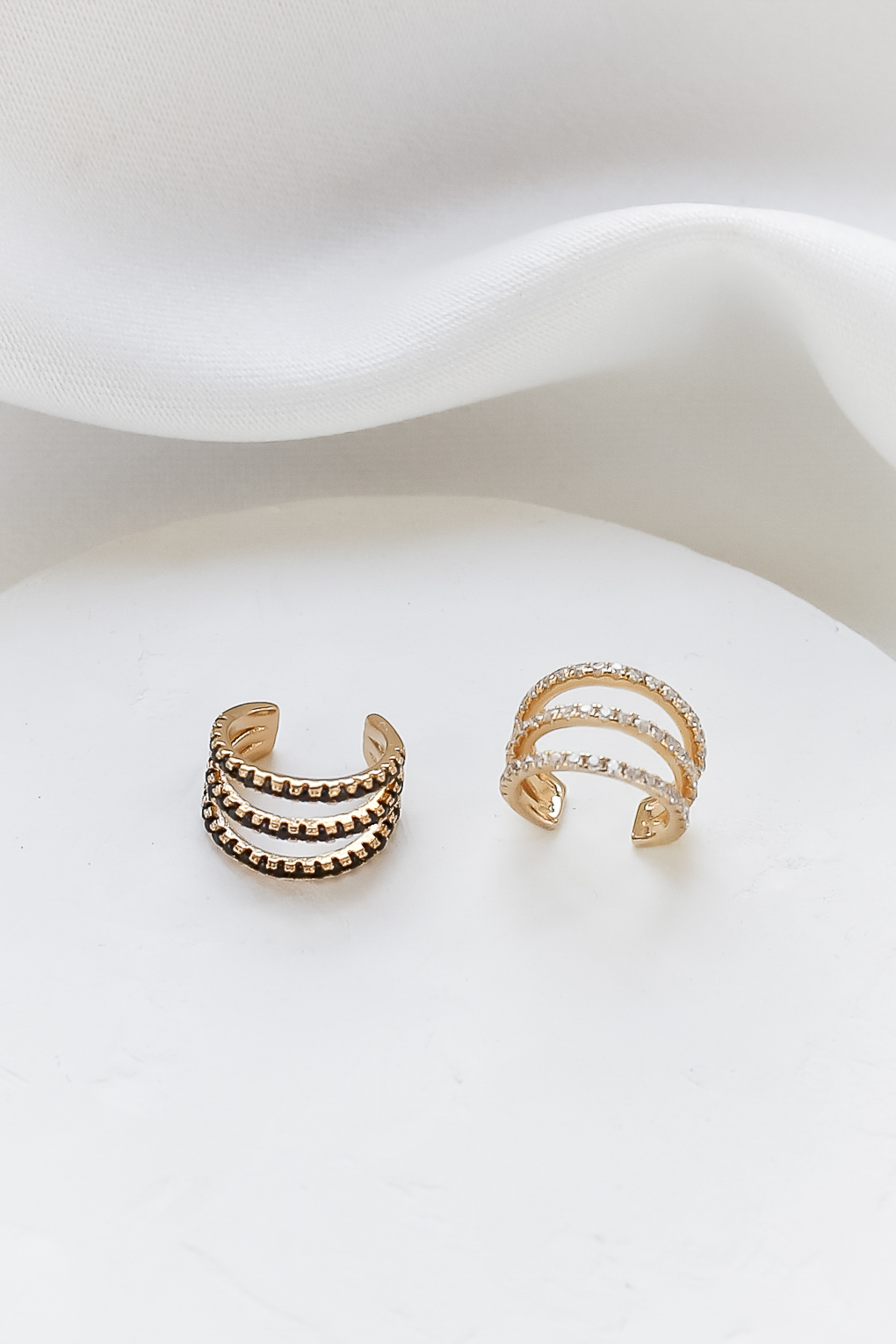 boucle Billie earcuff blanc doré de Shlomit Ofir