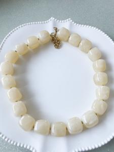 collier beige doré