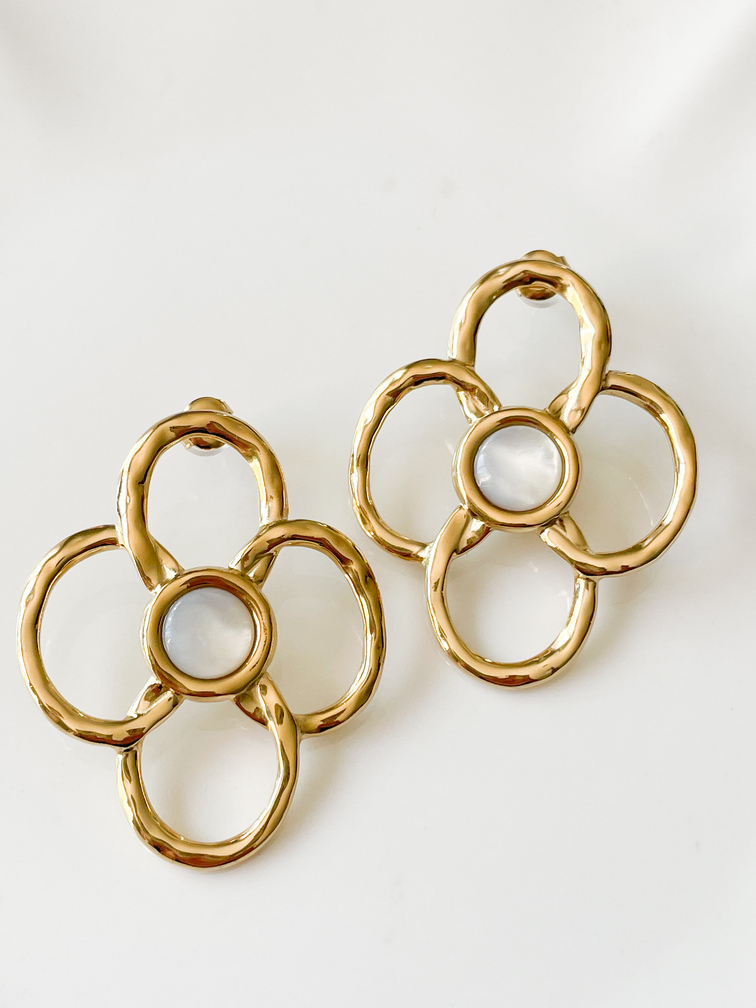 Boucles fleur blanche doré