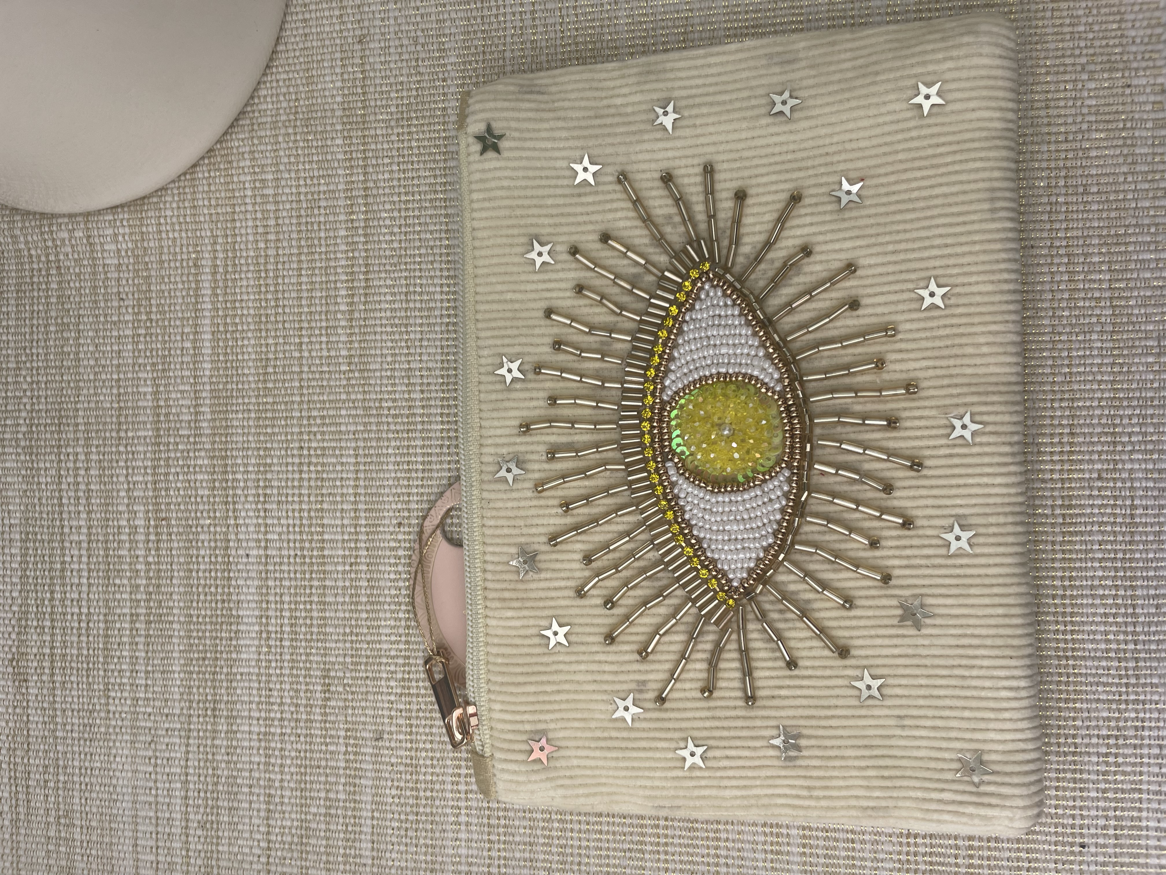 pochette oeil brodé jaune de Mandalita