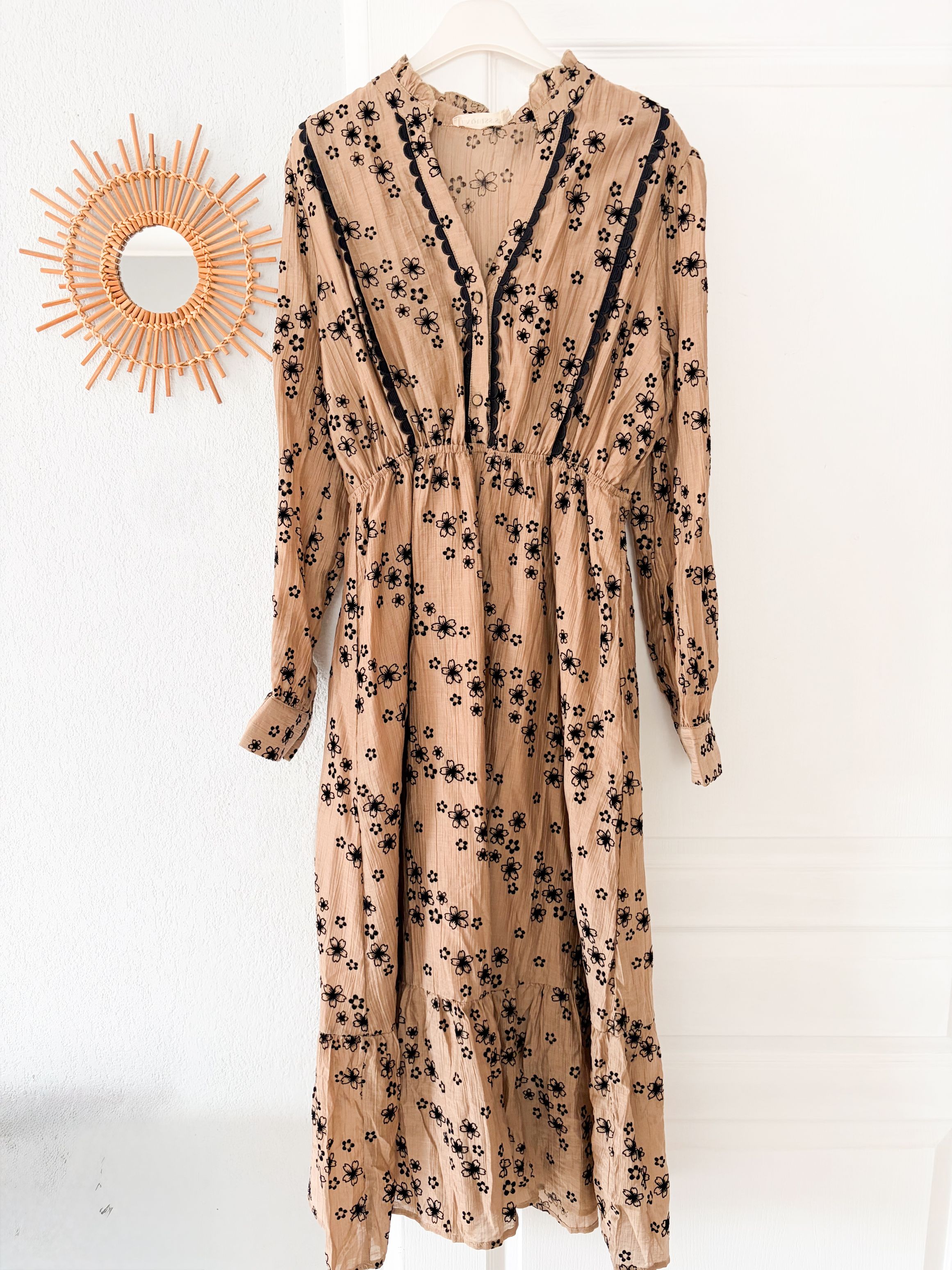 Robe beige brodée fleurs noires M 40