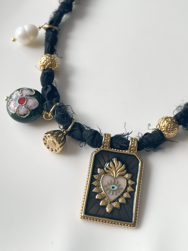 collier médaille noir doré