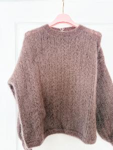 Pull torsadé taupe de la capsule fantaisie