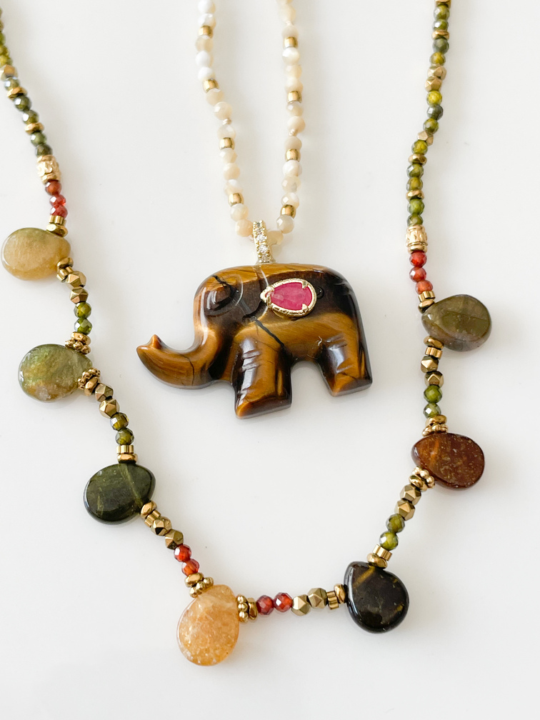 Collier éléphant pierres marron doré