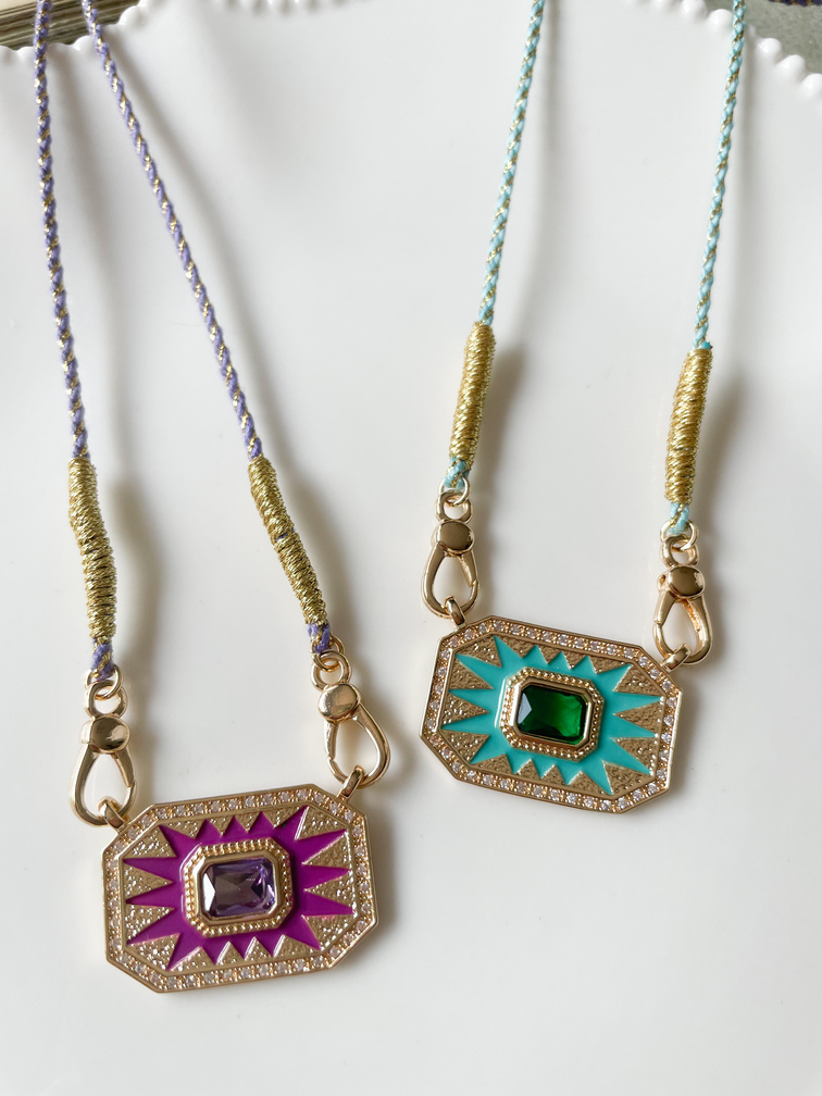 Collier médaillon violet doré