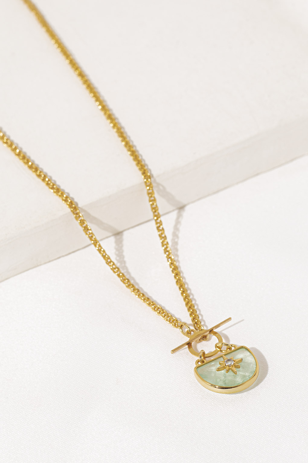 collier Mystic court vert doré de Shlomit Ofir