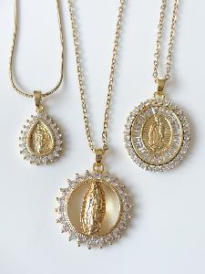 Collier Madone strass blancs ovale doré