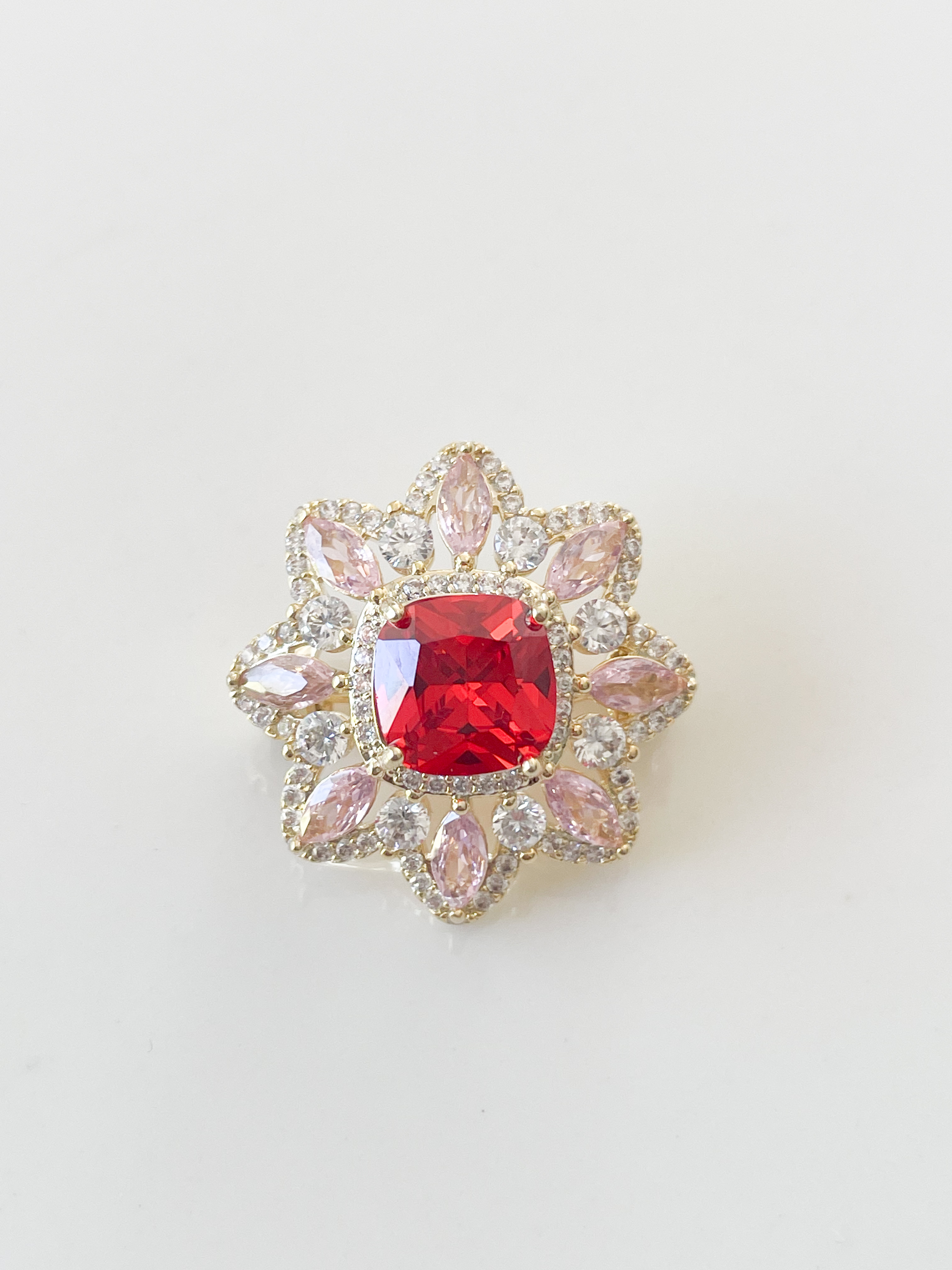 Broche couture rose rouge doré