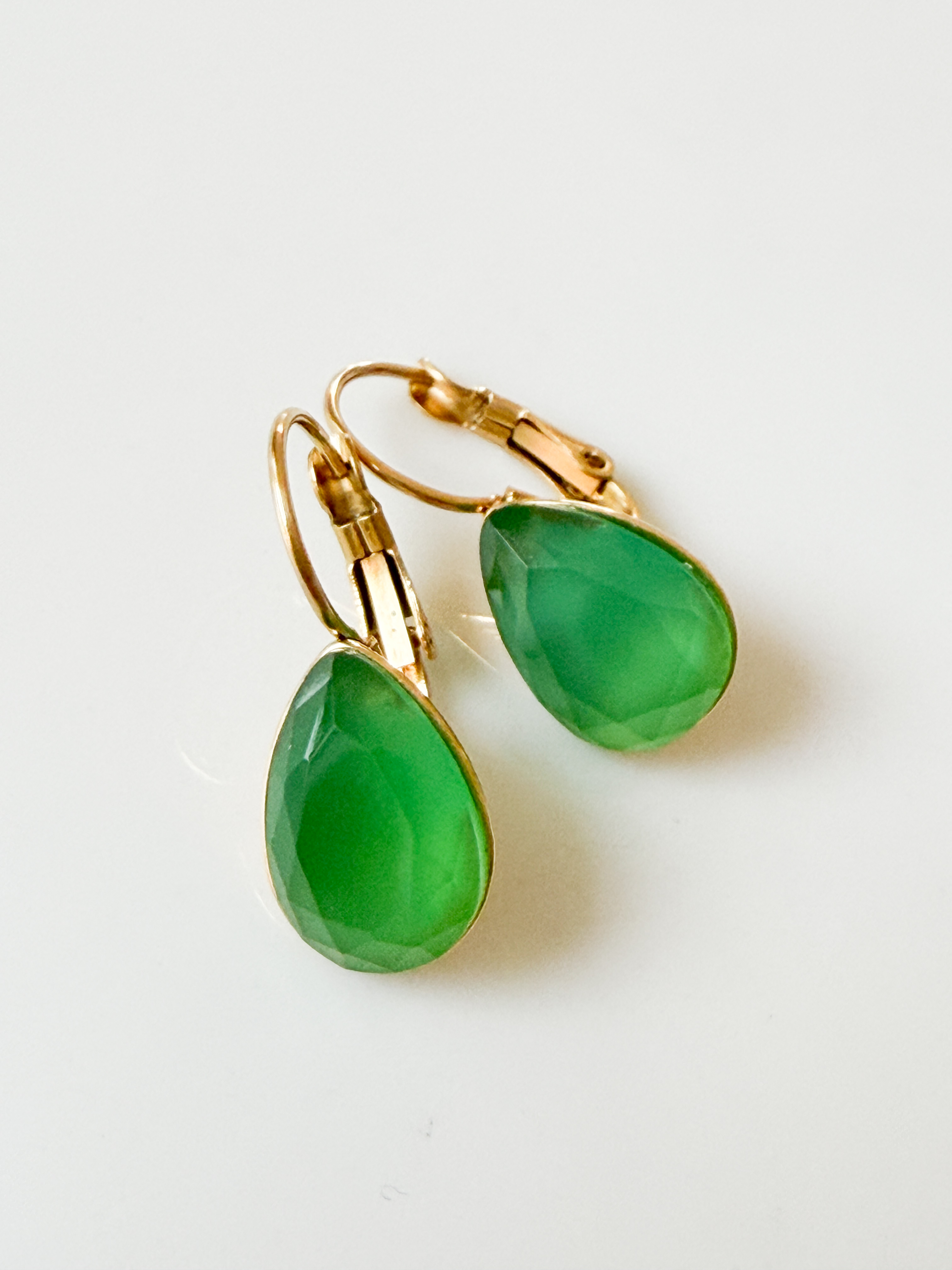 Boucles pierres goutte Agathe verte doré