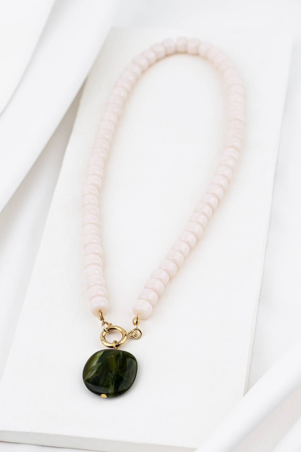 collier Elise blanc et vert doré de Shlomit
