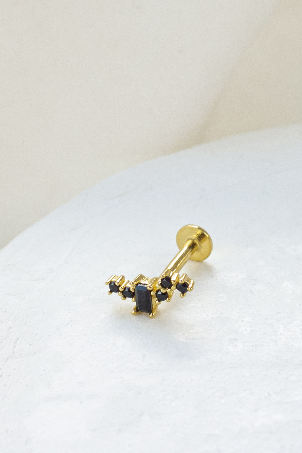 boucle piercing Astoria noir doré de Shlomit Ofir