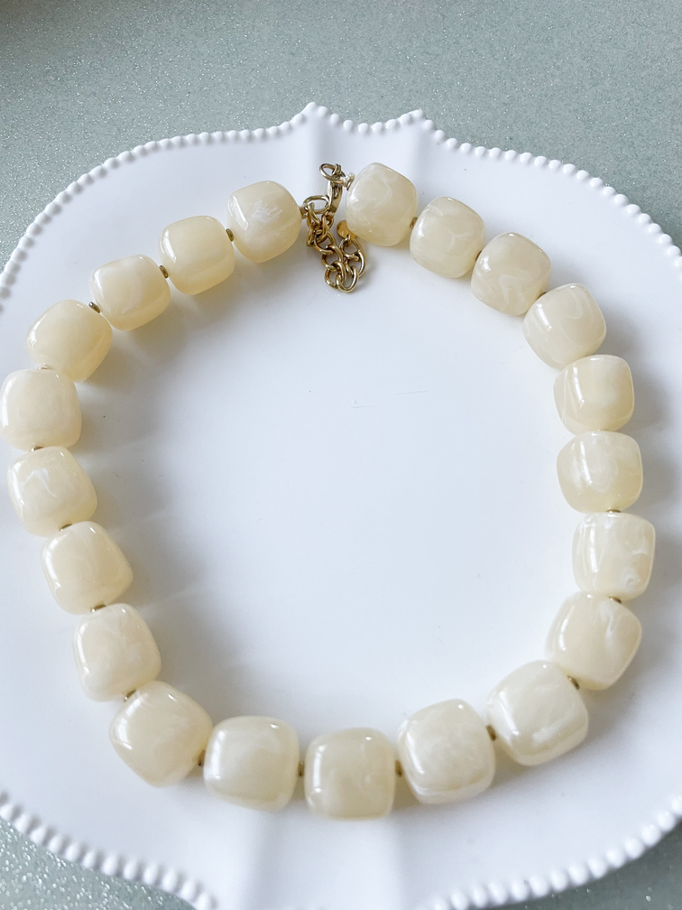 collier beige doré