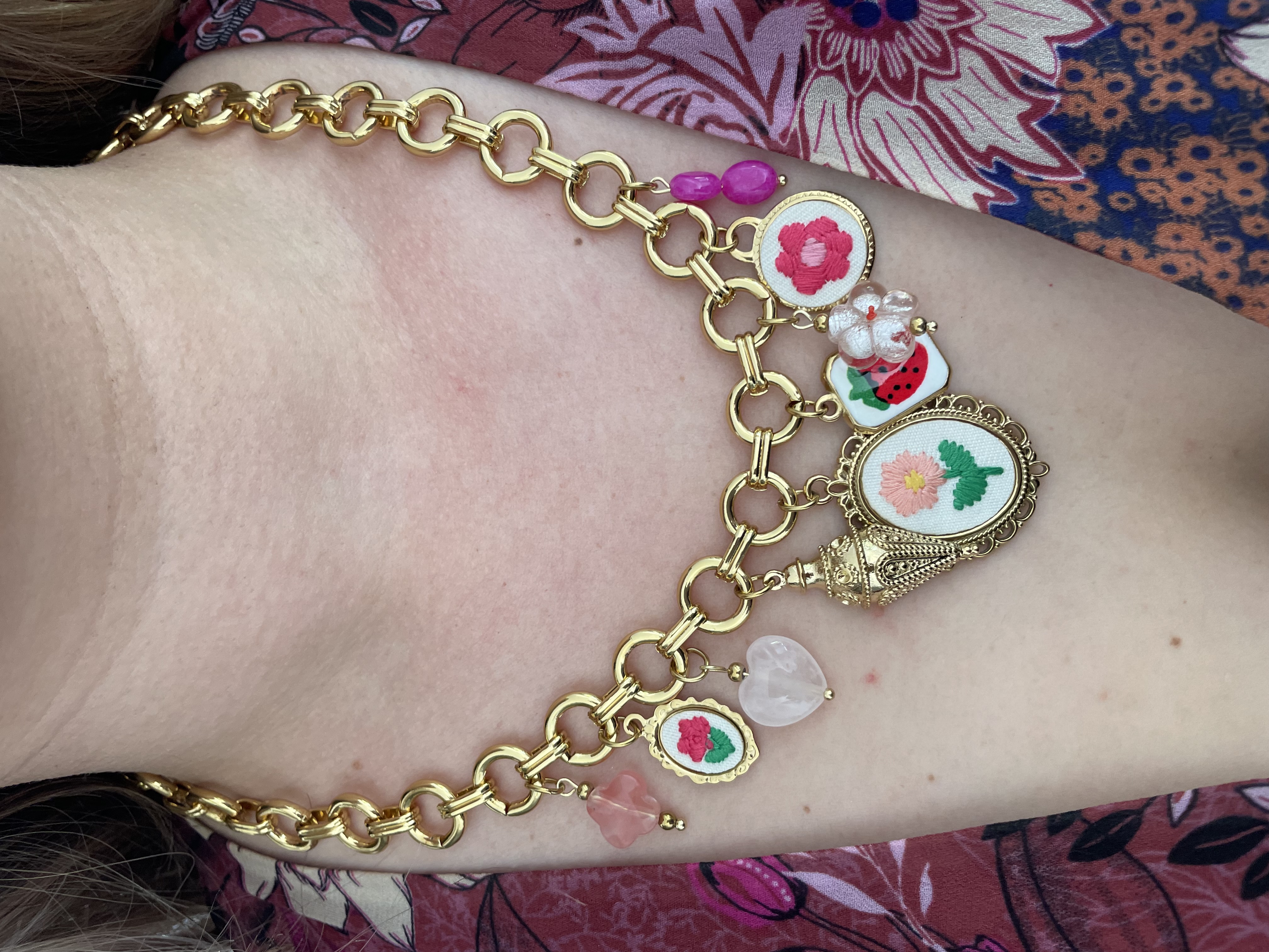 Collier breloques fleurs brodées n2 doré