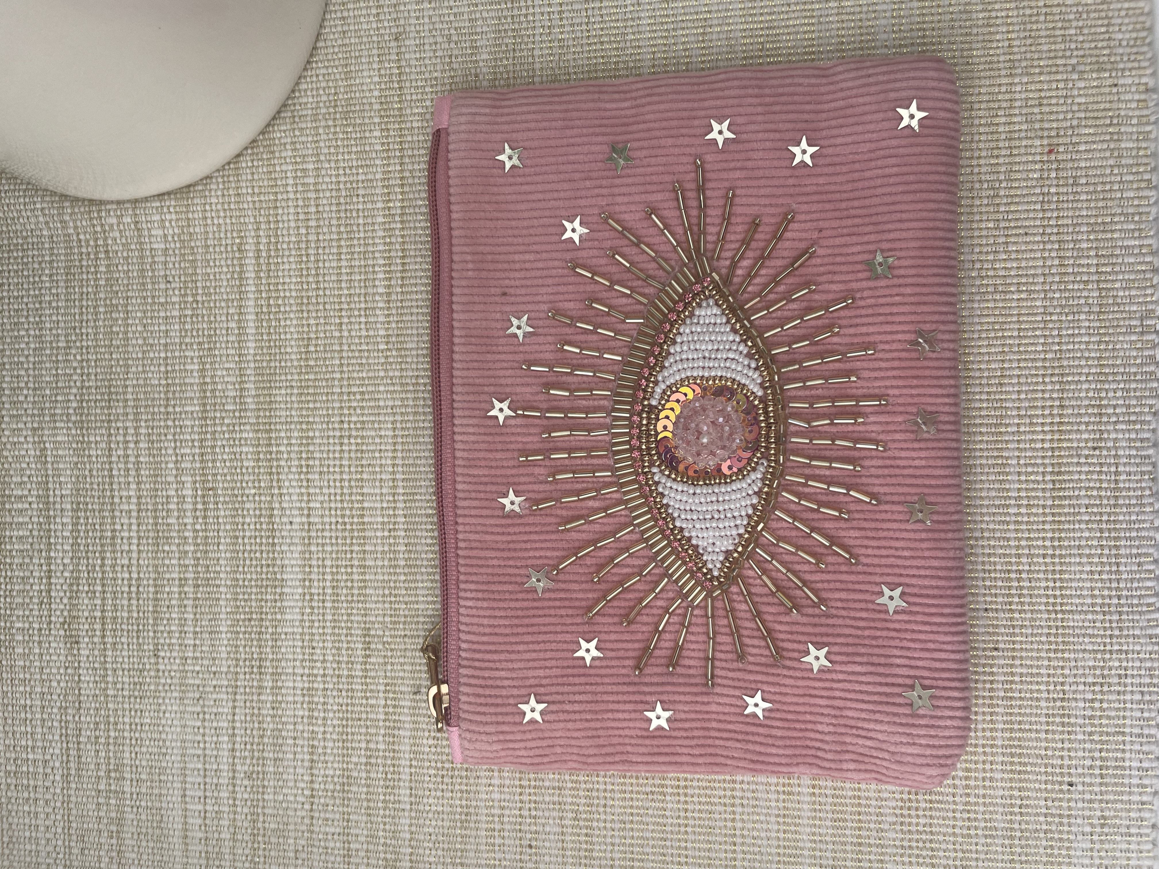 pochette oeil brodé rose clair de Mandalita