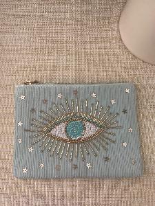 pochette oeil brodé bleu ciel de Mandalita