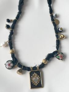 collier médaille noir doré