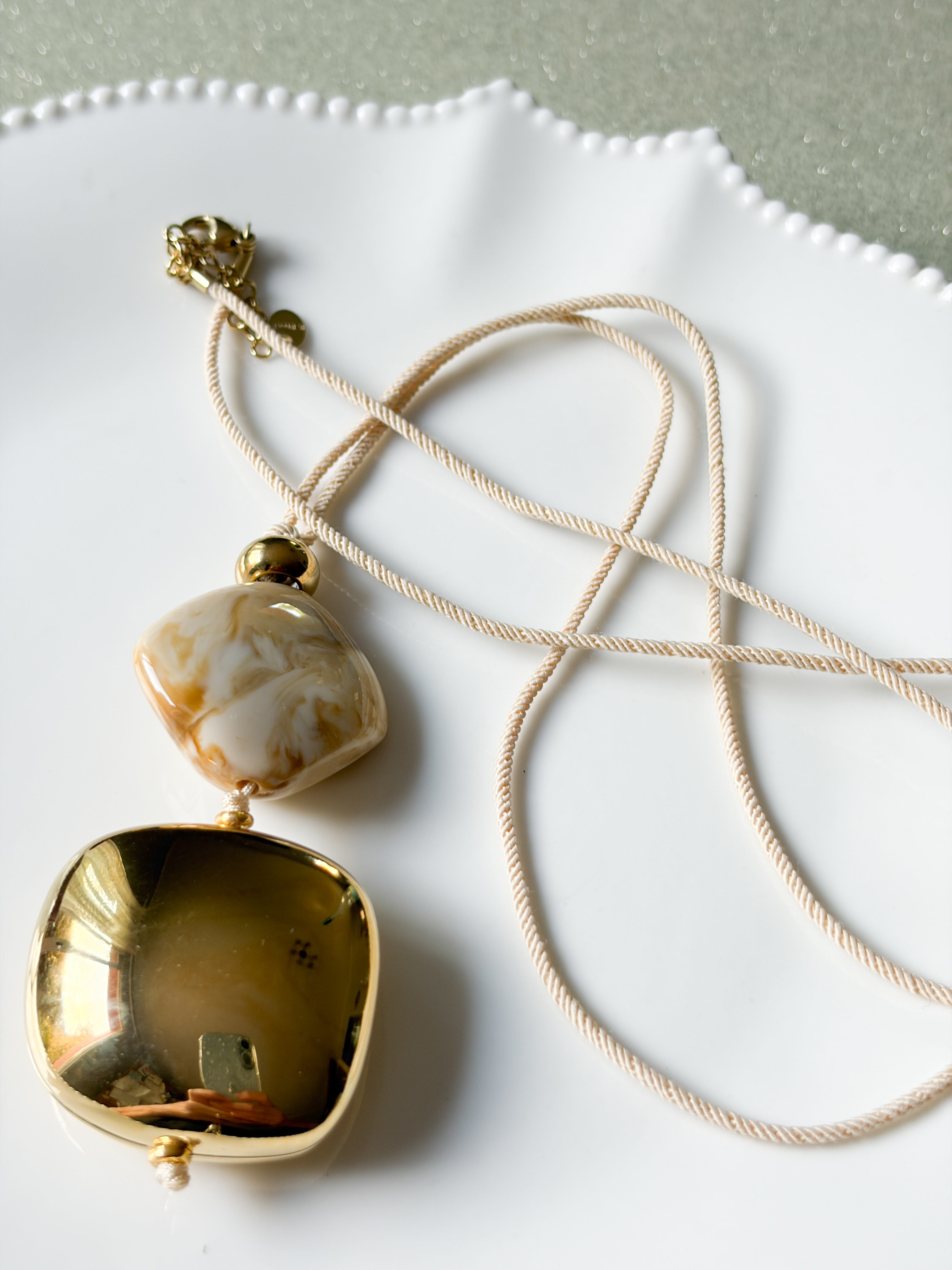 Collier sautoir doré de la capsule de Cricri