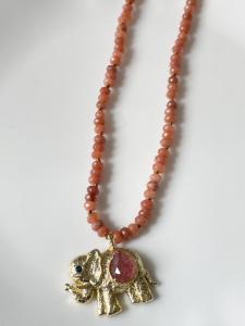 Collier éléphant pierres rose doré