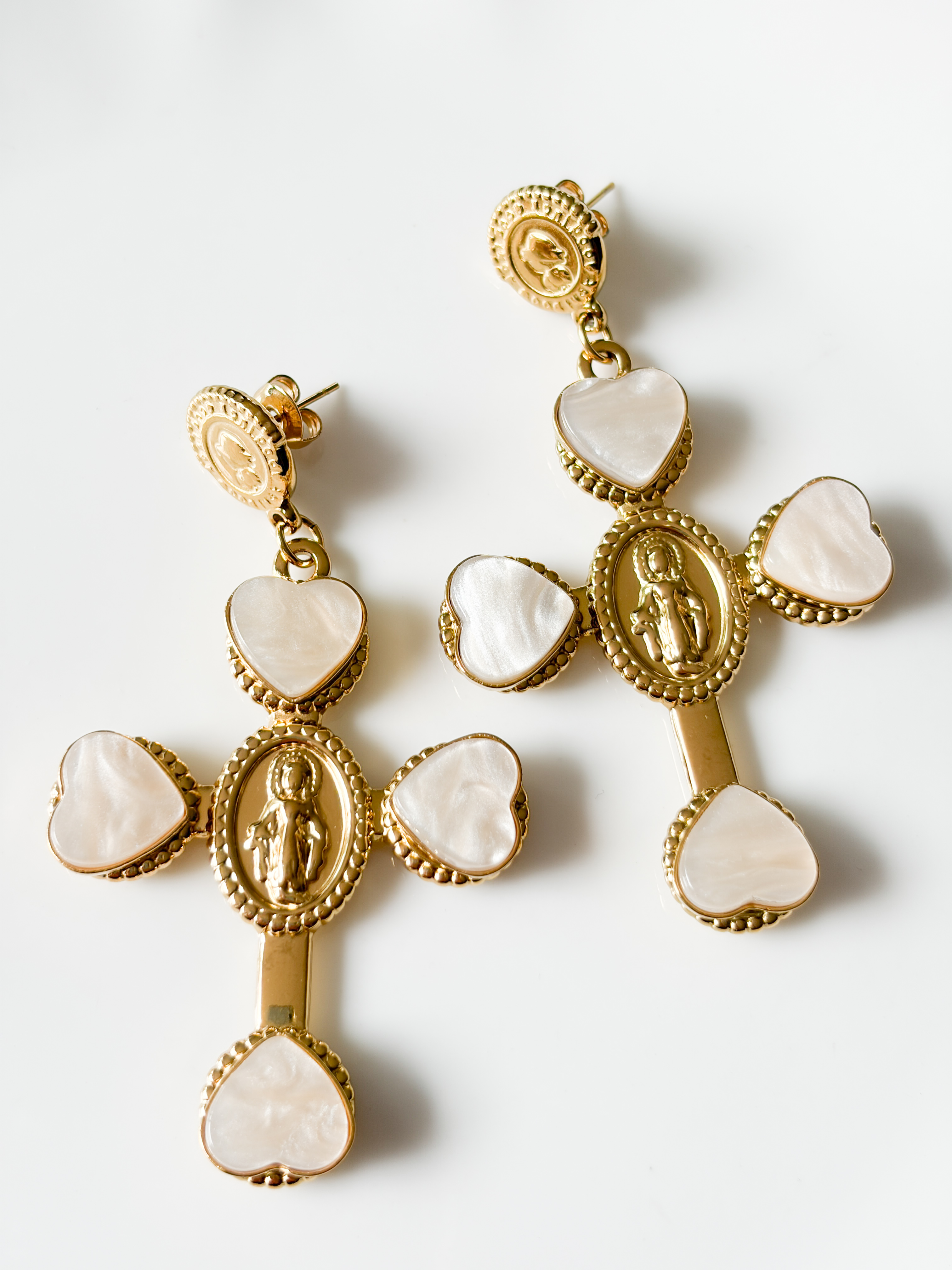 Boucles croix madone blanc doré